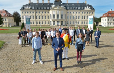 Ankunft Ministerpräsident Michael Kretschmer … Der Hubertusburger Jugend-Friedenspreis wird vom Freundeskreis Schloss Hubertusburg e.V. alle zwei Jahre vergeben. Das Thema des sechsten Preises 2020 „Friedenszeichen“. „Das Schloss Hubertusburg zu Wermsdorf - das größte Jagdschloss Europas - steht wie kaum ein anderer Ort der Region für den Frieden, wurde hier doch 1763 der Siebenjährige Krieg mit dem Hubertusburger Friedensschluss beendet. Dieses ungemein wichtige Kulturdenkmal zu erhalten, ist das Anliegen des Freundeskreises Schloss Hubertusburg e. V. Neben zahlreichen weiteren Aktivitäten wie beispielsweise Schlossführungen veranstaltet der Verein seit einigen Jahren die Hubertusburger Friedensgespräche.“Foto: Volkmar Heinz (volkmar@heinz-report.de)